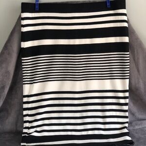 𝅺TRINA Turk off white cream and black striped skirt‎ size large